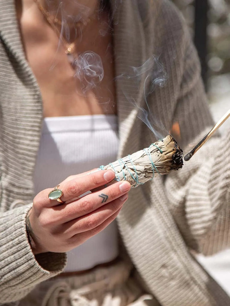 بخور الميرمية البيضاء والأعشاب للتأمل، خشب Palo Santo المقدس، حزم مربوطة يدويًا، تنقية الطاقة، توازن الهالة، التأمل، اليوغا، طقوس روحانية | White Sage & Grass Meditation Incense, Sacred Palo Santo Wood, Hand-Tied Bundles, Energy Purification, Aura Balance, Meditation, Yoga, Spiritual Rituals